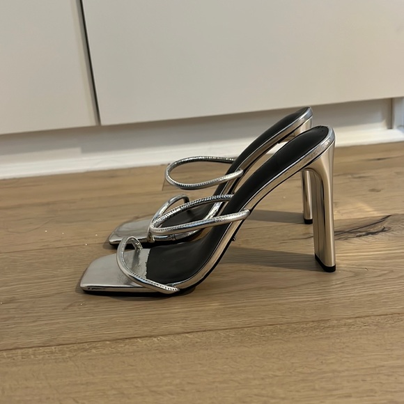 Tony Bianco chrome heel - Picture 2 of 4